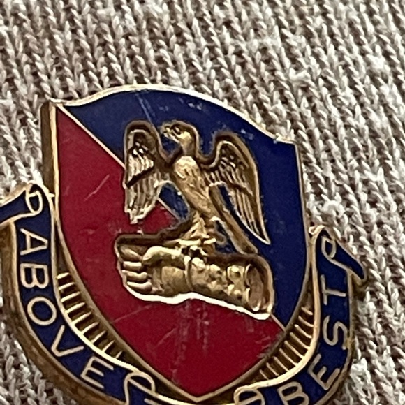 Above the best small pin; - Picture 3 of 4